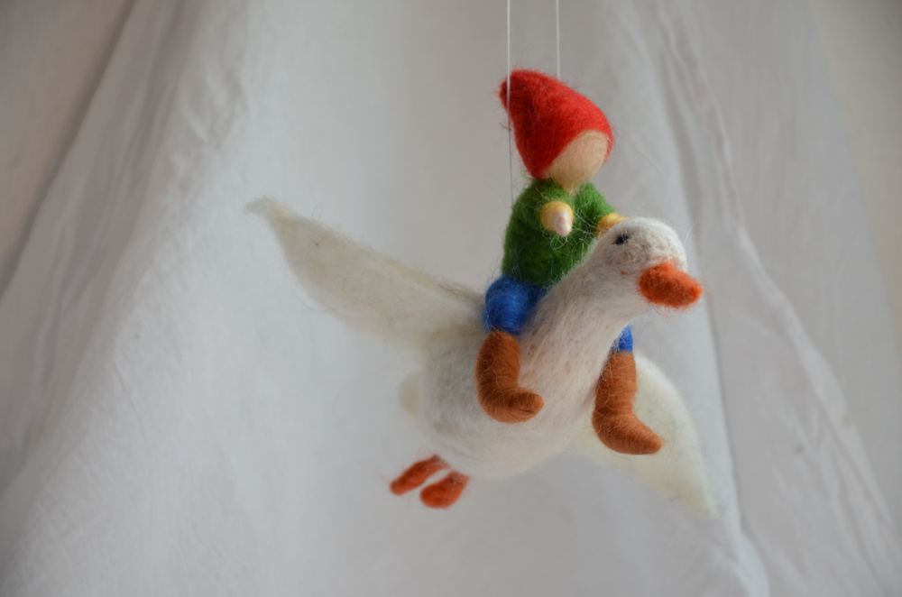 Handgefilzte Figur auf einer Gans