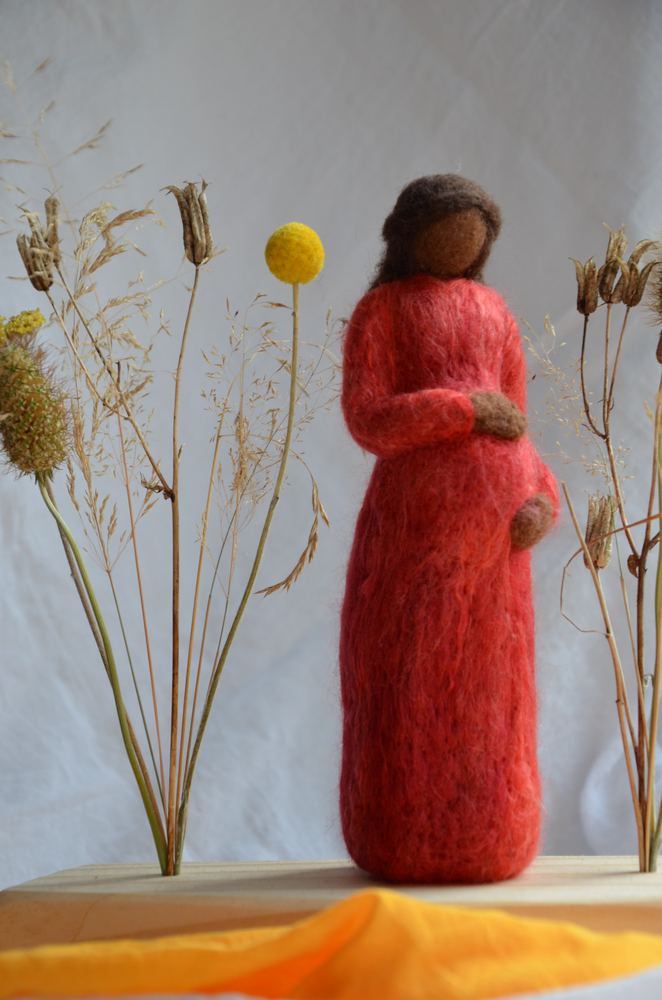 Handgefilzte Figur als Symbol für Schwangerschaft